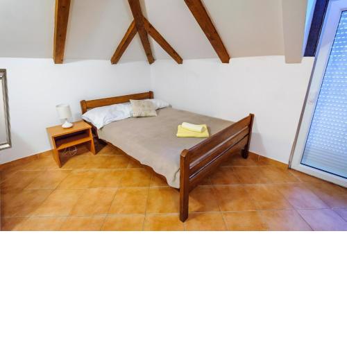 Apartments & rooms Lucie