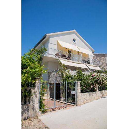 Apartments Vida with garden: