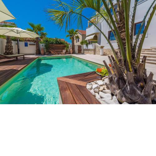 Apartments "Villa Antišin" with heated pool
