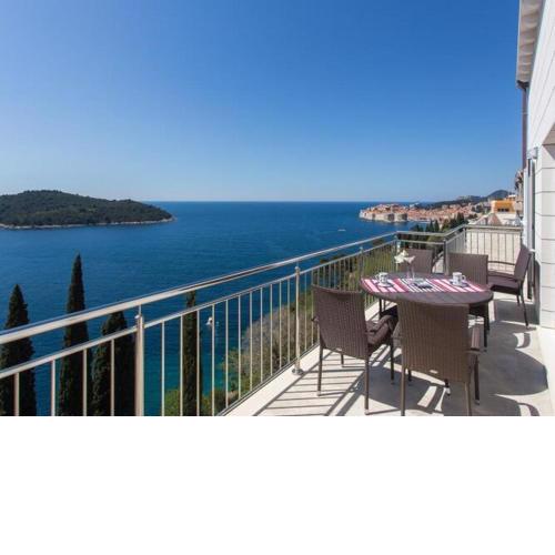 Apartments Villa Ari - Deluxe Three Bedroom Apartment with Balcony and Sea View Second Floor