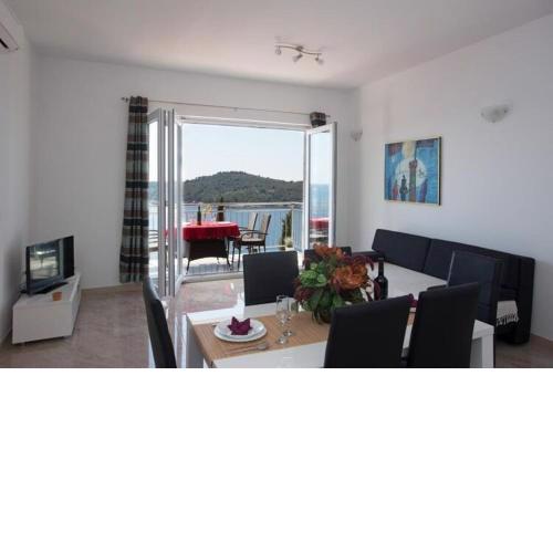 Apartments Villa Ari - Superior Three Bedroom Apartment with Balcony and Sea View First Floor