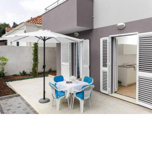 Apartments Villa Karmen - Comfort One-Bedroom Apartment with Terrace Marine