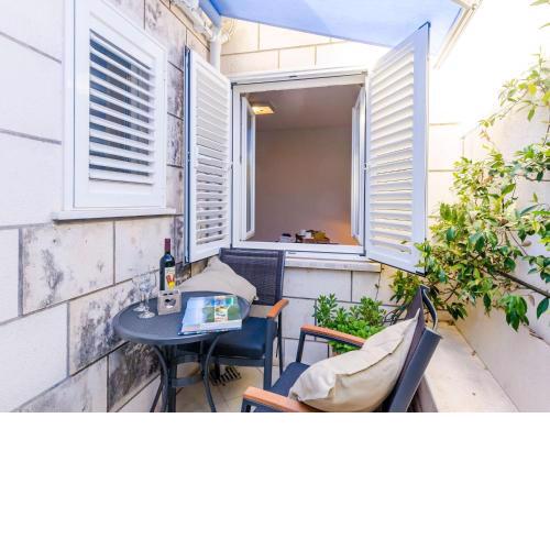 Apartments Villa Providenca - Deluxe One-Bedroom Apartment with Terrace-2