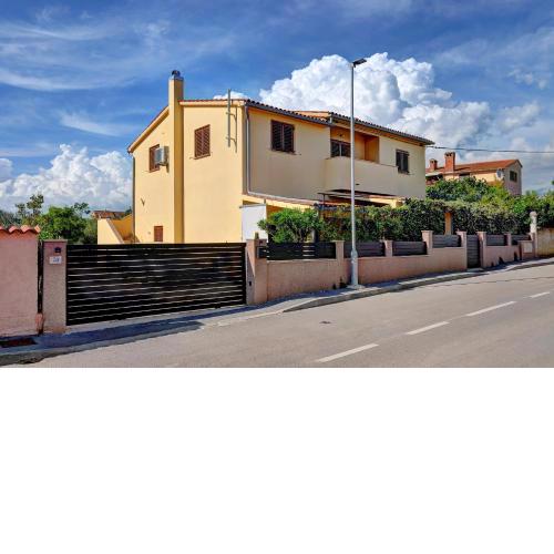 Apartments with a parking space Fazana - 7207
