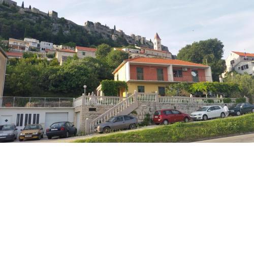 Apartments with a parking space Klis, Split - 13435