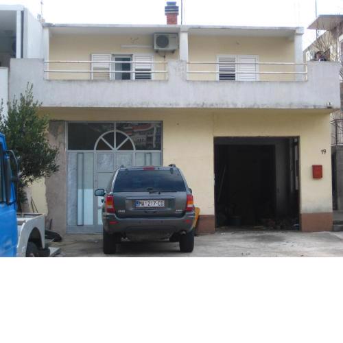 Apartments with a parking space Makarska - 12336