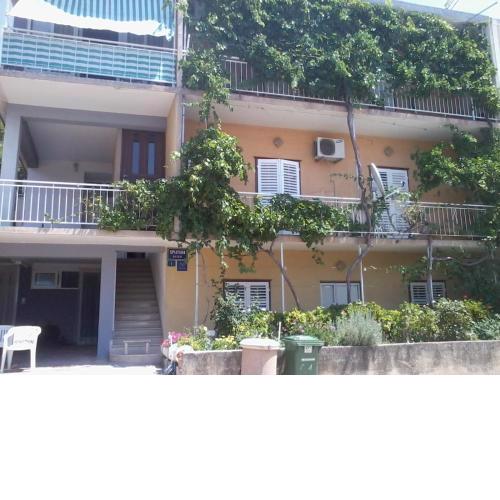Apartments with a parking space Makarska - 13912