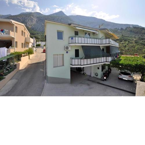 Apartments with a parking space Makarska - 14091