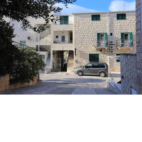 Apartments with a parking space Makarska - 16450