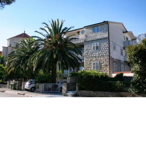 Apartments with a parking space Makarska - 16521
