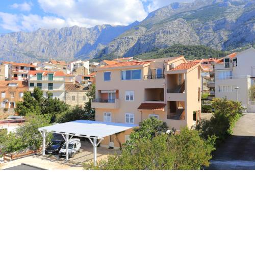Apartments with a parking space Makarska - 17047