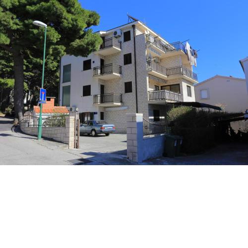 Apartments with a parking space Makarska - 18185