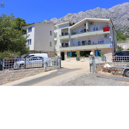 Apartments with a parking space Makarska - 18367