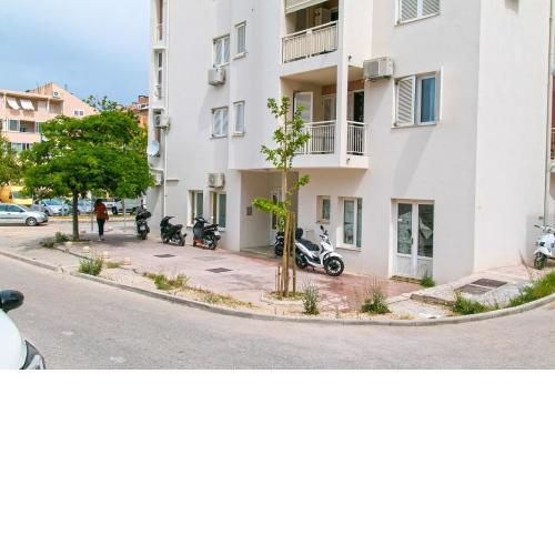 Apartments with a parking space Makarska - 19637
