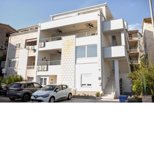 Apartments with a parking space Makarska - 19795