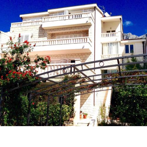 Apartments with a parking space Makarska - 20436