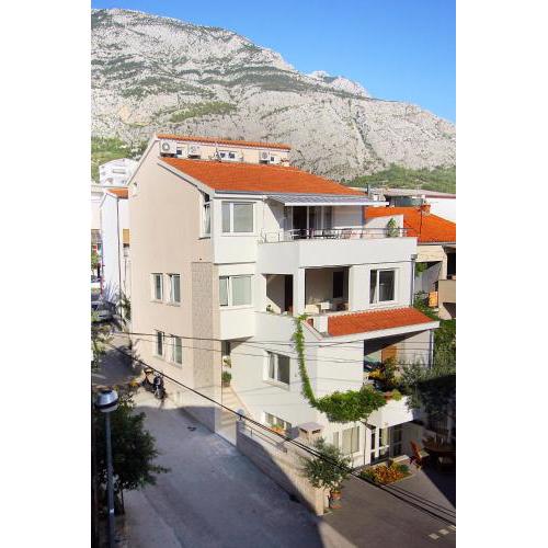 Apartments with a parking space Makarska - 20700