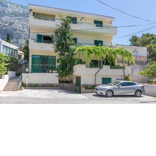 Apartments with a parking space Makarska - 21056