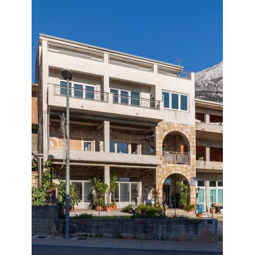 Apartments with a parking space Makarska - 22017