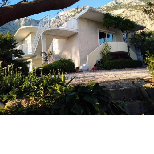 Apartments with a parking space Makarska - 22490