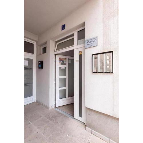 Apartments with a parking space Makarska - 22851