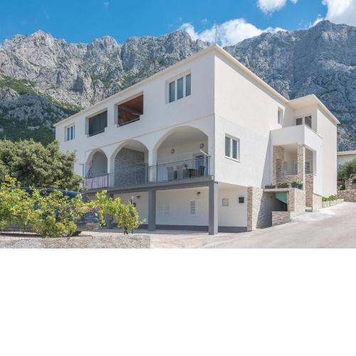 Apartments with a parking space Makarska - 23020