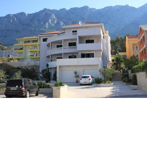 Apartments with a parking space Makarska - 3751