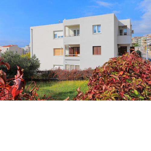 Apartments with a parking space Makarska - 5984