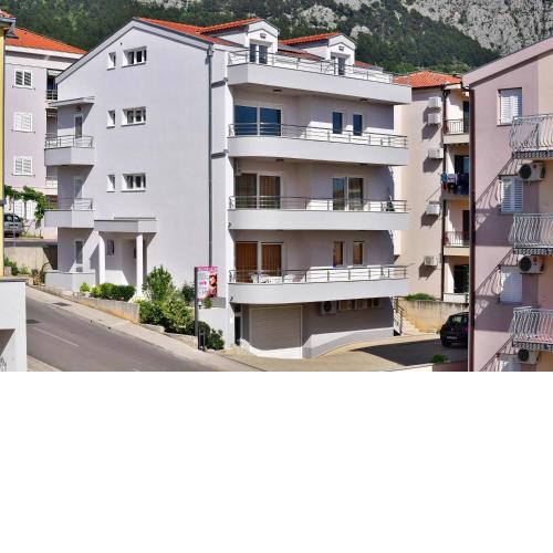 Apartments with a parking space Makarska - 6720