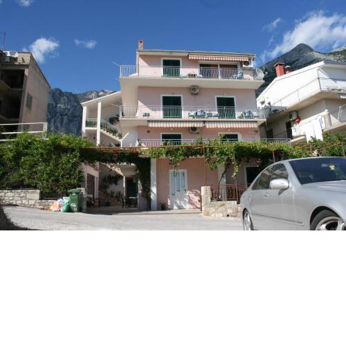 Apartments with a parking space Makarska - 6753
