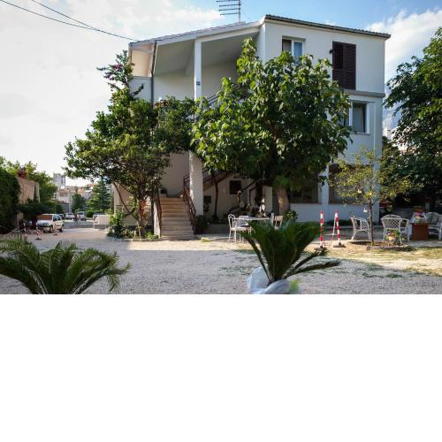 Apartments with a parking space Makarska - 6814