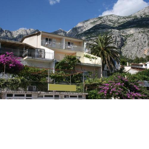 Apartments with a parking space Makarska - 6844
