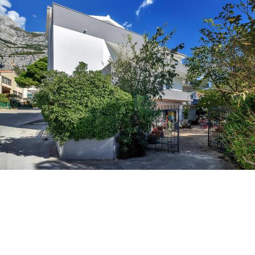 Apartments with a parking space Makarska - 6909