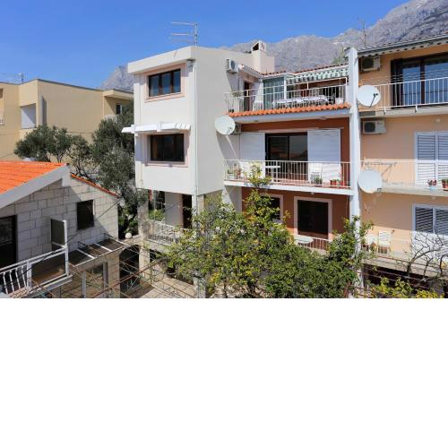 Apartments with a parking space Makarska - 9506