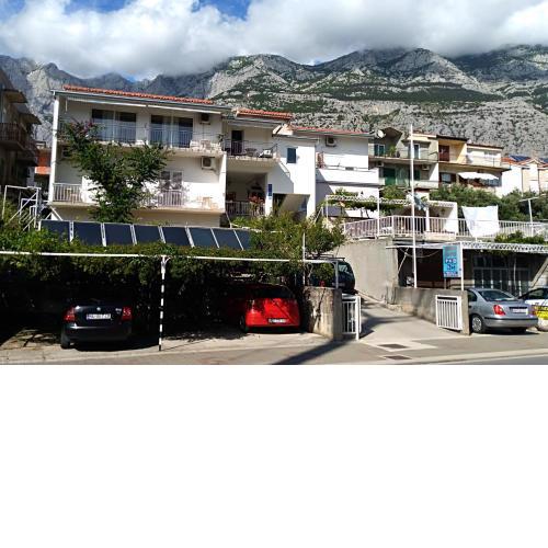 Apartments with a parking space Makarska - 9696