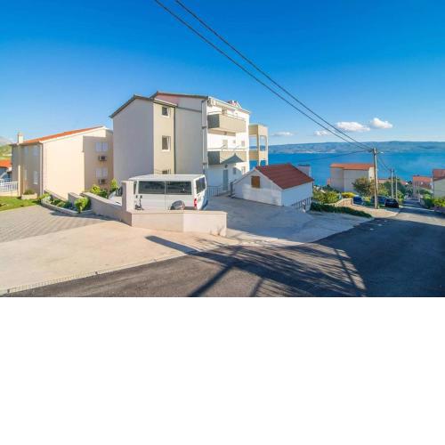 Apartments with a parking space Mali Rat (Omis) - 7482