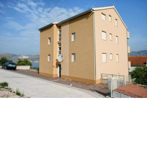 Apartments with a parking space Mastrinka, Ciovo - 10364