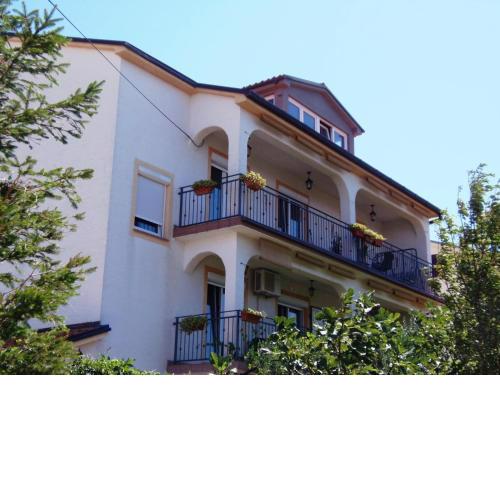 Apartments with a parking space Novi Vinodolski - 13597