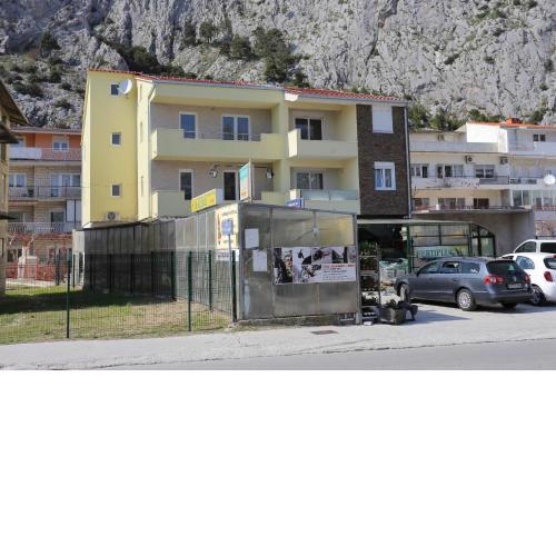 Apartments with a parking space Omis - 10362