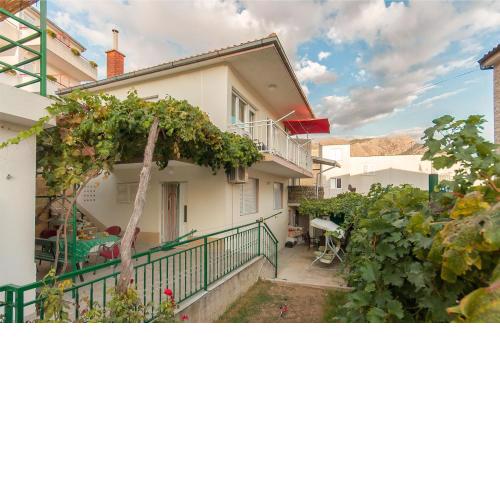 Apartments with a parking space Omis - 14422