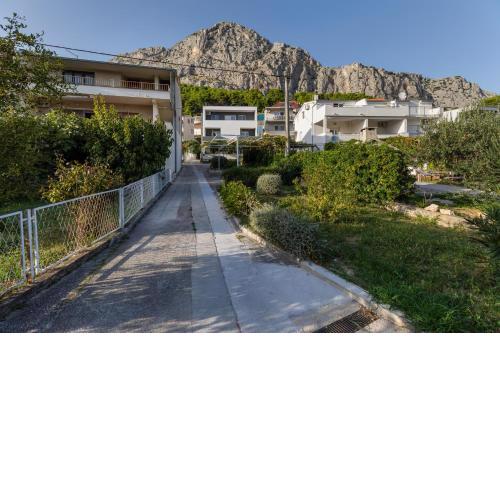 Apartments with a parking space Omis - 2745