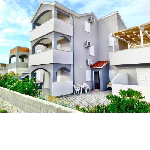 Apartments with a parking space Pag - 18370