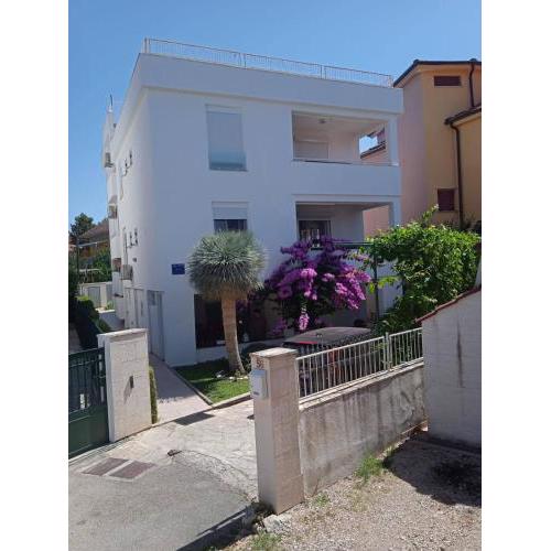 Apartments with a parking space Pirovac, Sibenik - 15320