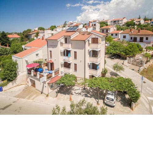 Apartments with a parking space Pjescana Uvala, Pula - 7612