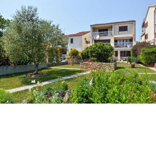 Apartments with a parking space Pula - 2252