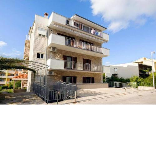 Apartments with a parking space Split - 22800