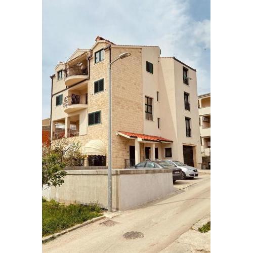 Apartments with a parking space Split - 23263