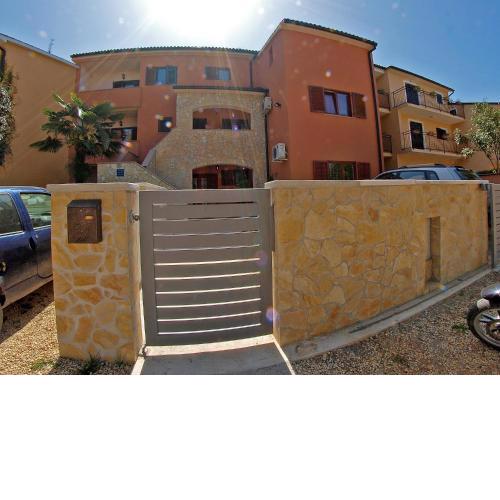 Apartments with a parking space Stinjan, Pula - 20816