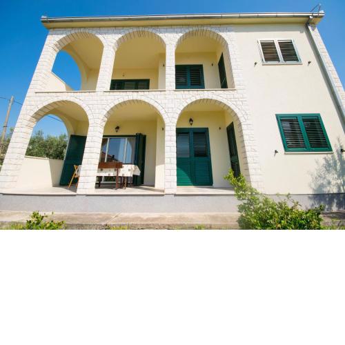 Apartments with a parking space Trogir - 15316