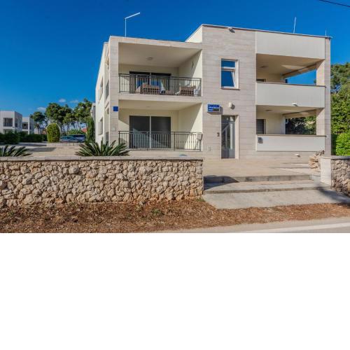 Apartments with a parking space Vir - 18519